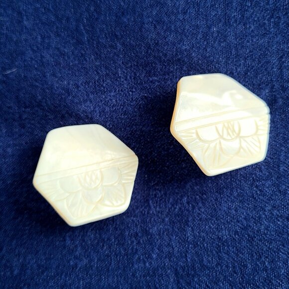 Large vintage Mother of Pearl earrings with carved flowers. - Picture 3 of 8